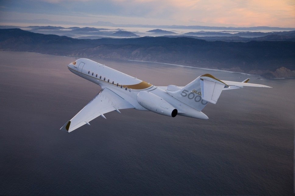 Bombardier Global 5000 in flight