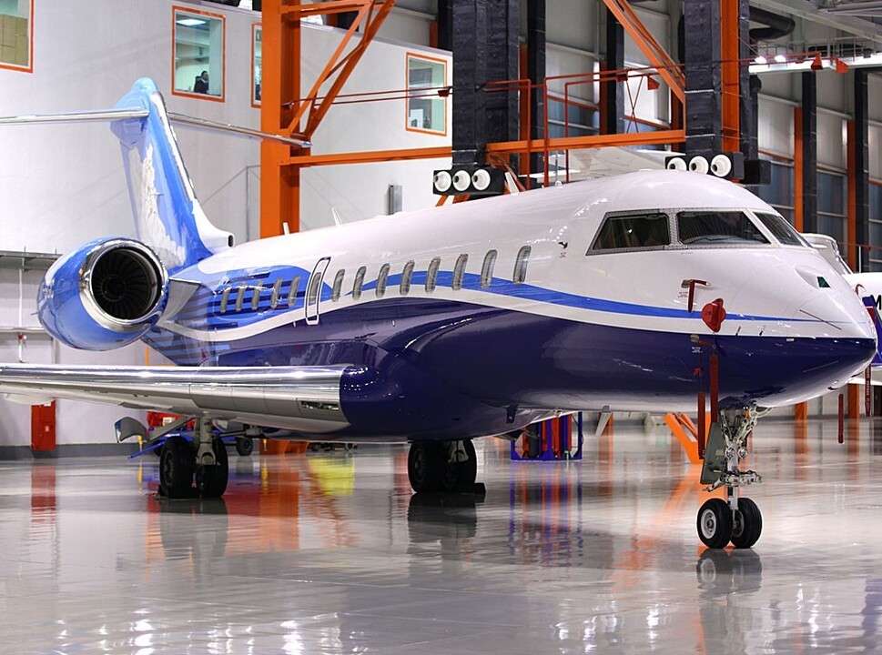 Bombardier Global 5000 in hangar