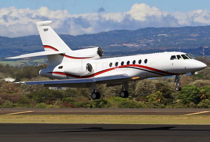 Dassault Falcon 900B landing