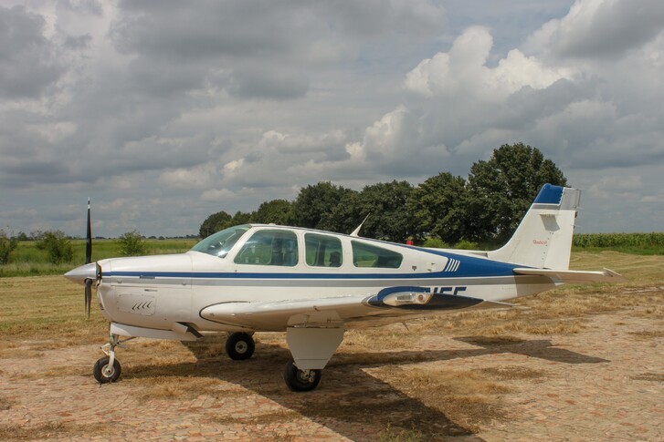 Beechcraft F33A Bonanza Exterior