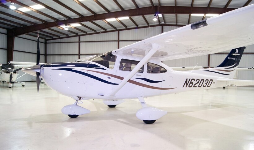 Cessna 182T Skylane In Hangar