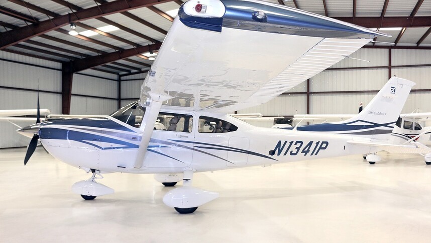 Cessna 182T Skylane In Hangar