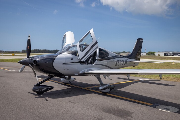 Cirrus SR22-G5 TURBO Exterior