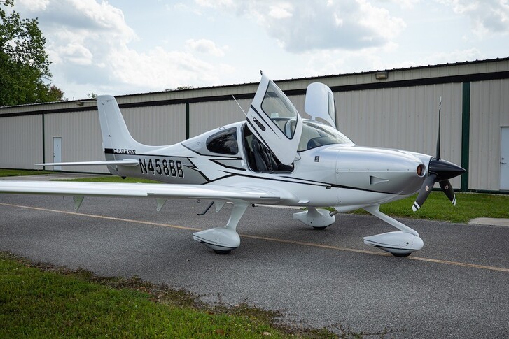Cirrus SR22 G6 Exterior