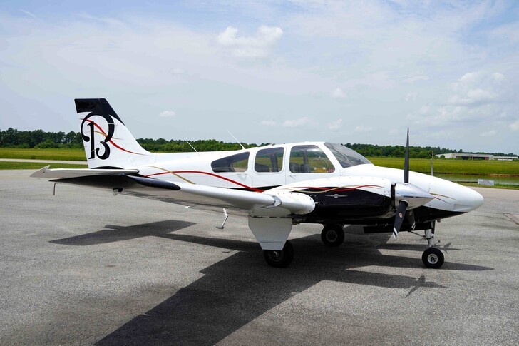 Beechcraft 55 Baron Exterior