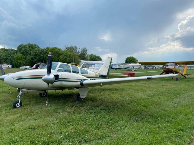 Beechcraft A55 Baron Exterior