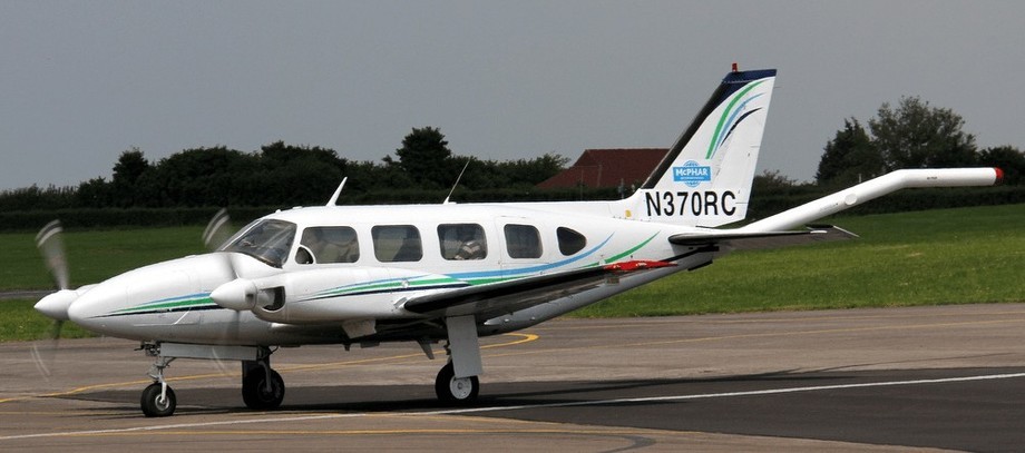 1968 piper navajo exterior