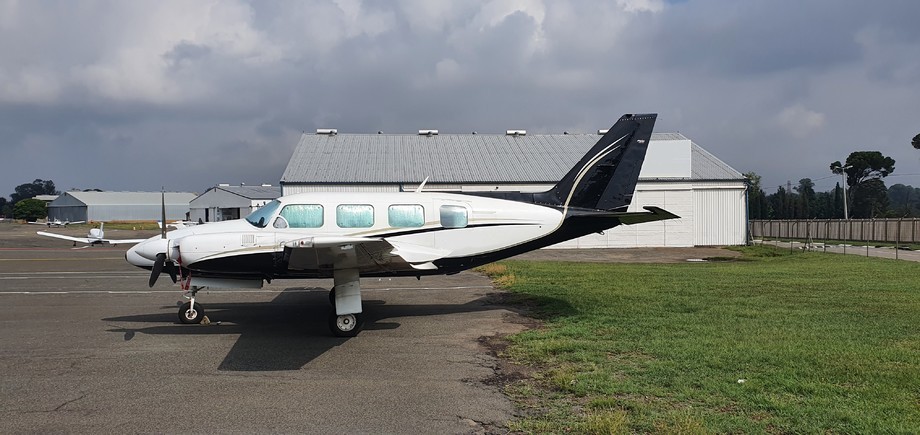 Piper Navajo Exterior
